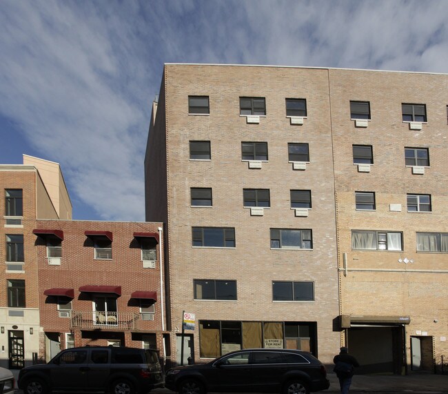 30-07 Newtown Ave in Long Island City, NY - Building Photo - Building Photo