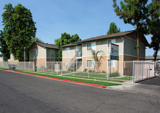 Laurel Canyon Apartments in Fresno, CA - Building Photo - Building Photo