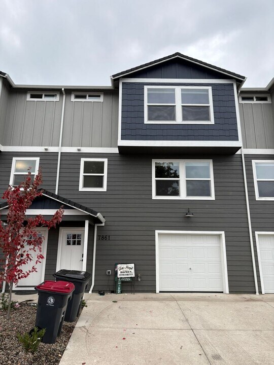 7861 Houston Lp in Medford, OR - Building Photo