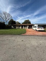 2706 Montego Dr in Miramar, FL - Building Photo