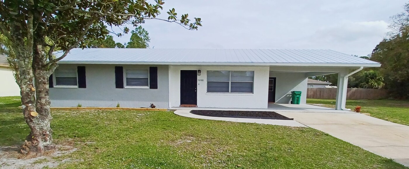 5800 Killarney Ave in Fort Pierce, FL - Building Photo