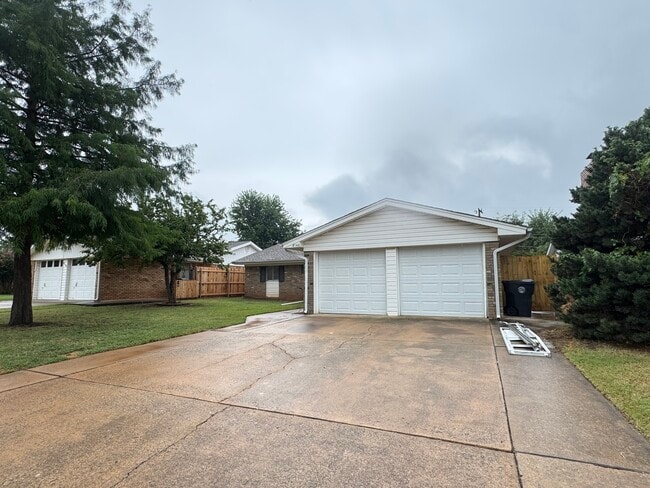 8140 NW 28th St in Bethany, OK - Foto de edificio - Building Photo