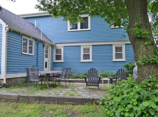 7 Granite St in Rockport, MA - Foto de edificio - Building Photo