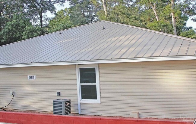 6366 W Fairfield Dr in Pensacola, FL - Foto de edificio - Building Photo