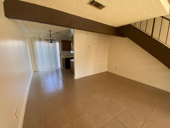 946 W Cameron St in Hanford, CA - Foto de edificio - Building Photo