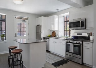2755 N Hoyne Ave in Chicago, IL - Building Photo - Building Photo