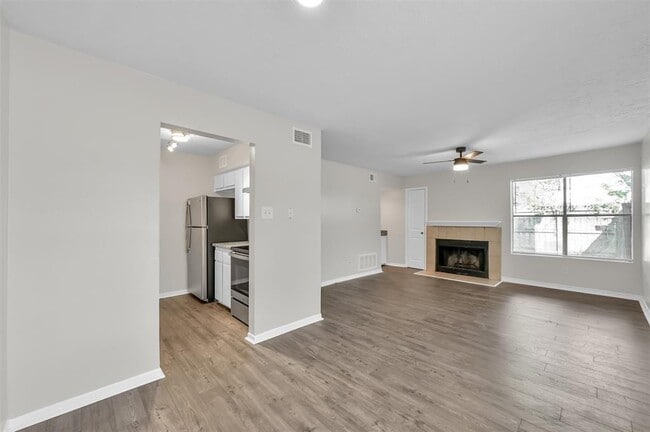 900 Holly Dr in Conroe, TX - Building Photo - Building Photo