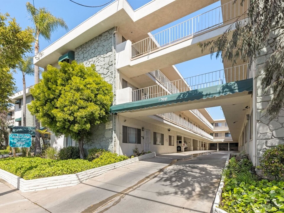 West View Apartments in Manhattan Beach, CA - Building Photo