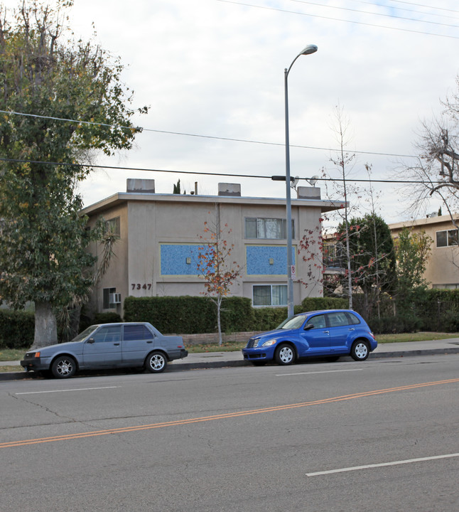 7347 Corbin Ave in Winnetka, CA - Foto de edificio