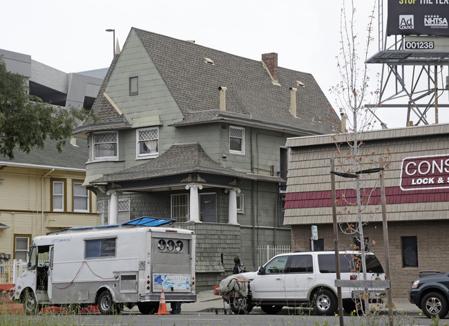 514-518 W MacArthur Blvd in Oakland, CA - Foto de edificio - Building Photo
