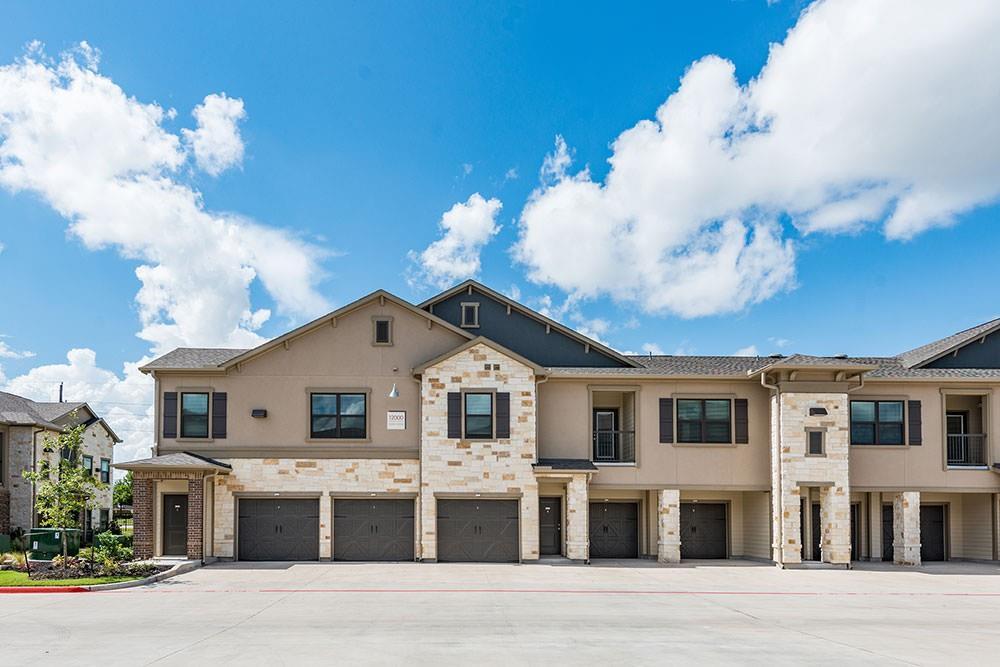 1930 Kingsley Dr in Pearland, TX - Building Photo