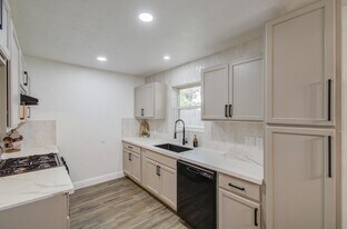 9923 Antrim Ln in La Porte, TX - Building Photo