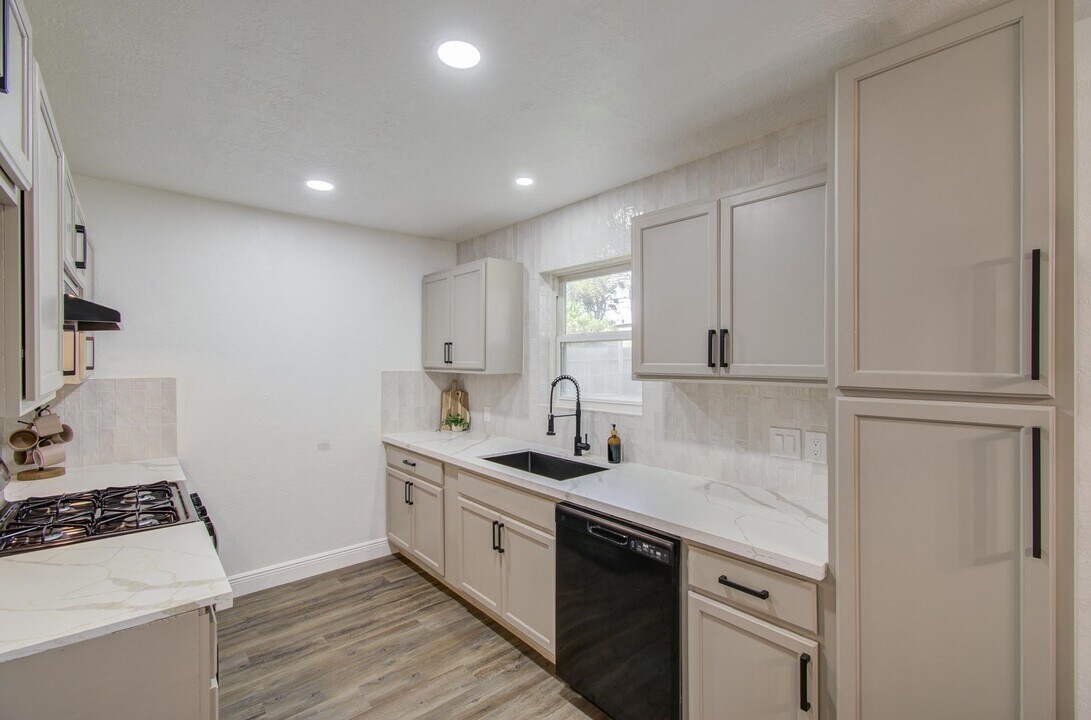 9923 Antrim Ln in La Porte, TX - Building Photo