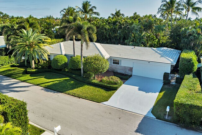 230 Osceola Way in Palm Beach, FL - Building Photo - Building Photo