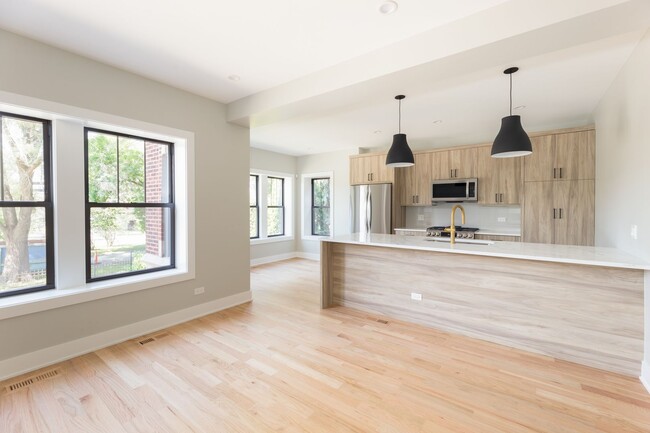 2457 W Logan Blvd, Unit 1 in Chicago, IL - Building Photo - Building Photo