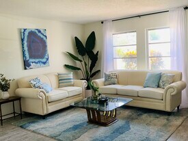 1087 Baffin Dr in Venice, FL - Building Photo