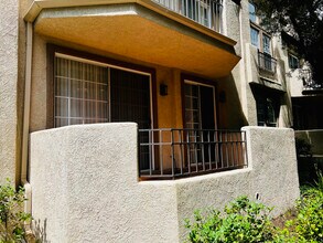 24149 Del Monte Dr, Unit 307 in Santa Clarita, CA - Foto de edificio - Building Photo