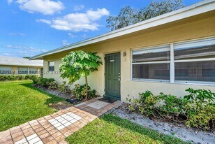 575 Kathy Ln in Margate, FL - Building Photo
