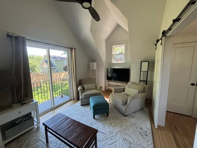 1908 Elliott Ave, Unit 1908 B