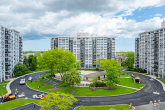 Highland Towers in Niles, IL - Building Photo - Primary Photo