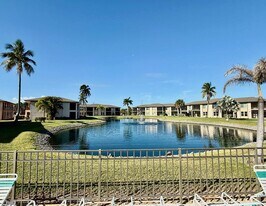 16881 Davis Rd, Unit 913 in Ft. Myers, FL - Building Photo