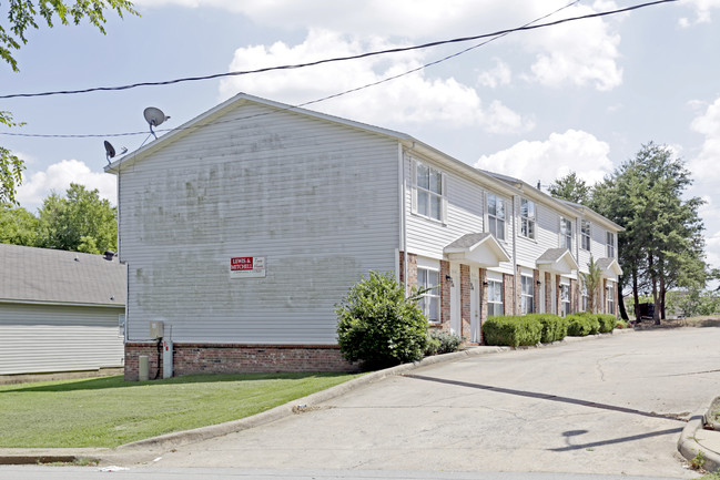 Lewis & Mitchell Townhomes in Fayetteville, AR - Foto de edificio - Building Photo