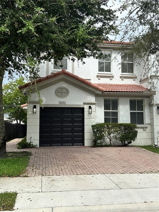 8165 NW 108th Ave in Doral, FL - Building Photo