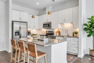 Skylark in Savannah, GA - Foto de edificio - Building Photo