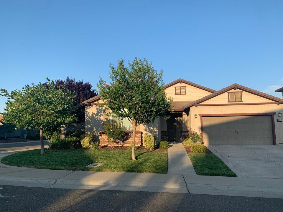 5221 Otter Pond Way in Rancho Cordova, CA - Building Photo