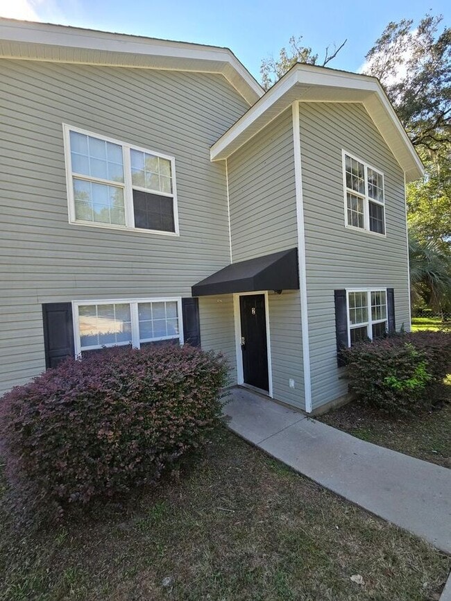 property at 735 Putnam Dr