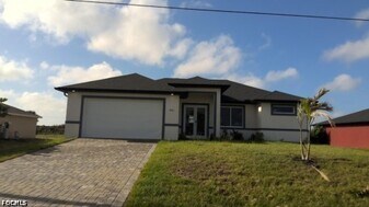 3812 NW 38th St in Cape Coral, FL - Building Photo