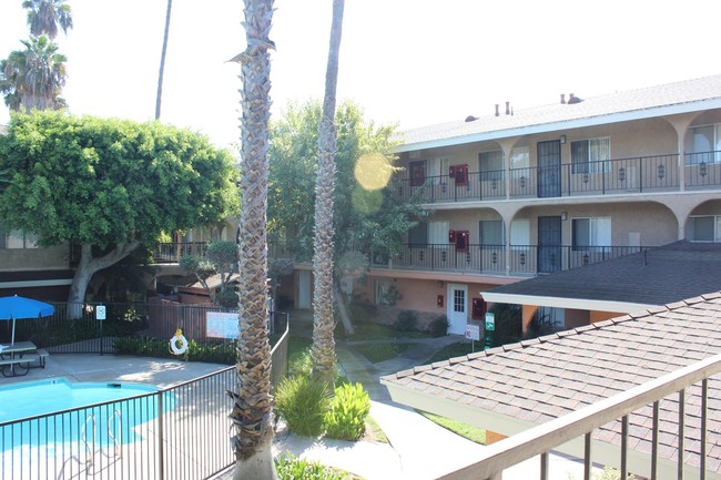 Casa Victoria Apartments in Costa Mesa, CA - Building Photo - Building Photo