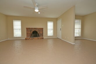 7725 Meadow Park Dr, Unit 106 in Dallas, TX - Foto de edificio - Building Photo