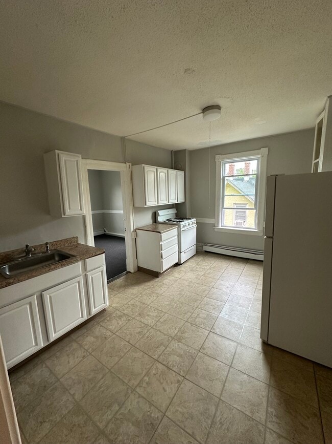 4 Thompson Ct, Unit 4 in Enfield, CT - Building Photo - Building Photo