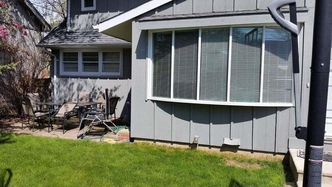 6015 N Shoreland Ave in Whitefish Bay, WI - Building Photo - Building Photo