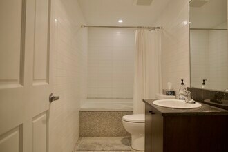 6363 Saint Laurent Boul in Montréal, QC - Building Photo - Building Photo