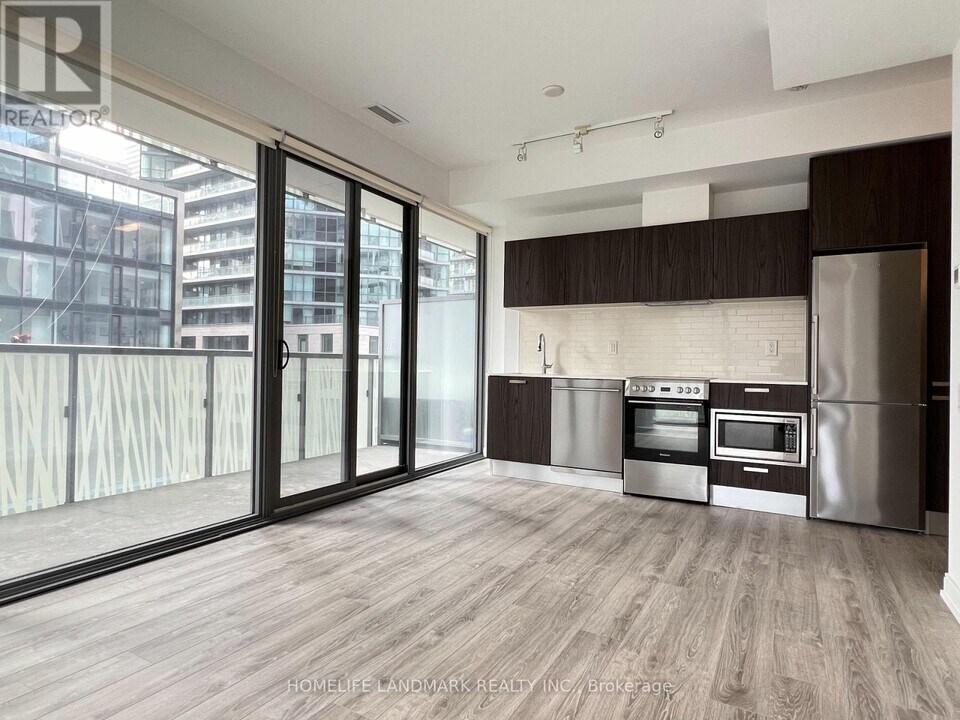 50A-450 Charles St E in Toronto, ON - Building Photo