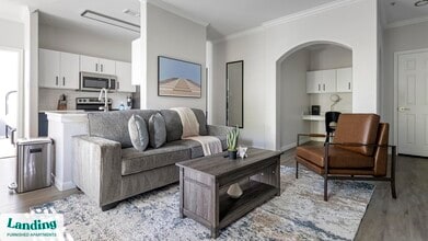 1215 W Slaughter Ln in Austin, TX - Foto de edificio - Building Photo