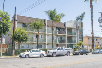 Saticoy Villa Grande in Canoga Park, CA - Building Photo - Building Photo