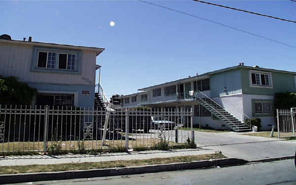 205-209 N Spring Ave in Compton, CA - Foto de edificio