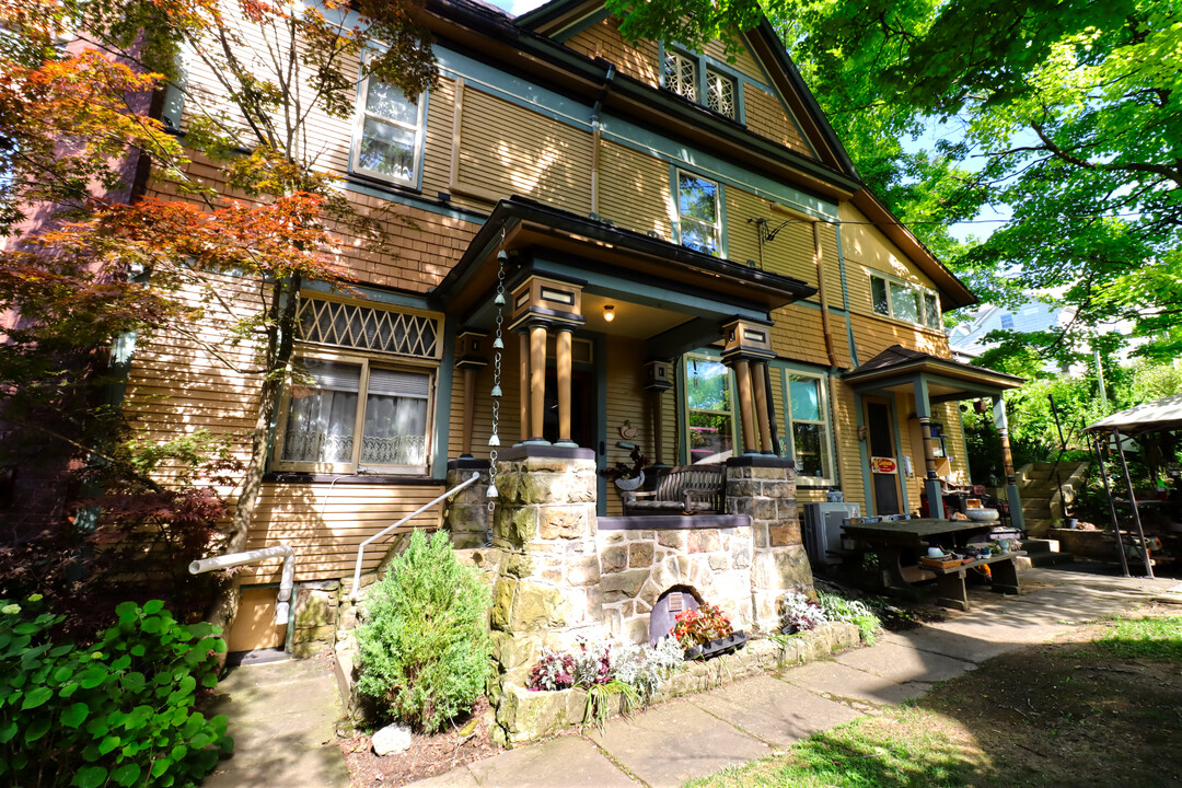 176 E Linn St, Unit The Maid's Quarters in Bellefonte, PA - Building Photo