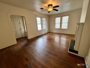 325 W Hutchison St in San Marcos, TX - Building Photo - Building Photo