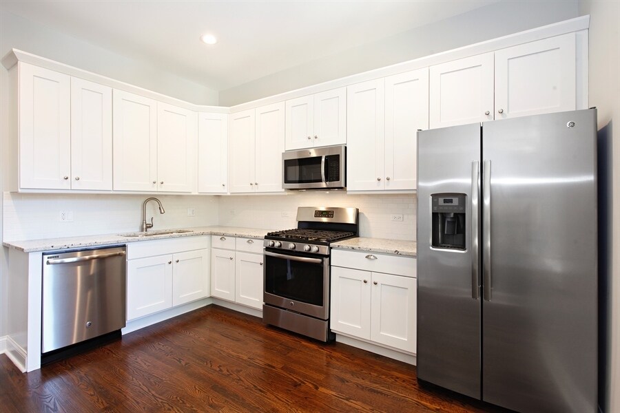 2047 W Evergreen Ave in Chicago, IL - Building Photo