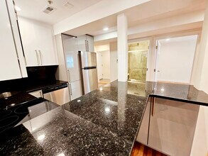 1803 Beacon St, Unit 1 in Brookline, MA - Foto de edificio - Building Photo