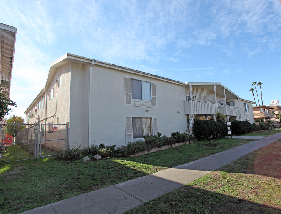 19130 Sherman Way in Reseda, CA - Building Photo