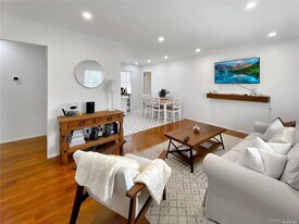 18 Old Riverhead Rd in Hampton Bays, NY - Building Photo