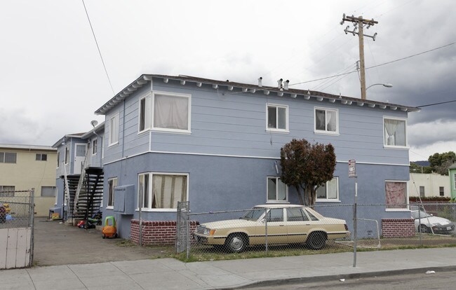 5835 Elizabeth St in Oakland, CA - Foto de edificio - Building Photo