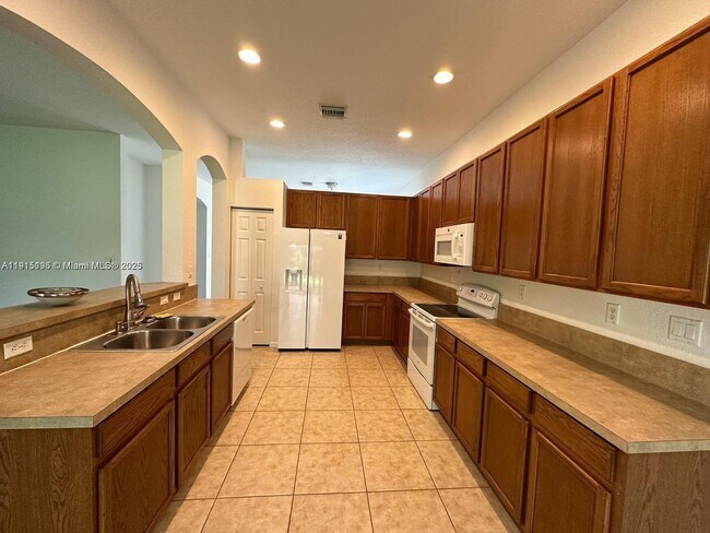 4438 W Whitewater Ave in Weston, FL - Building Photo - Building Photo