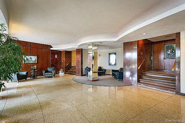 61-20 Grand Central Pkwy in Queens, NY - Foto de edificio - Building Photo