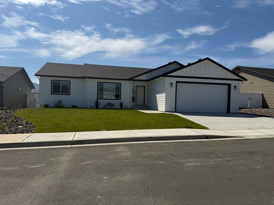 318 S Newton Ave in East Wenatchee, WA - Building Photo